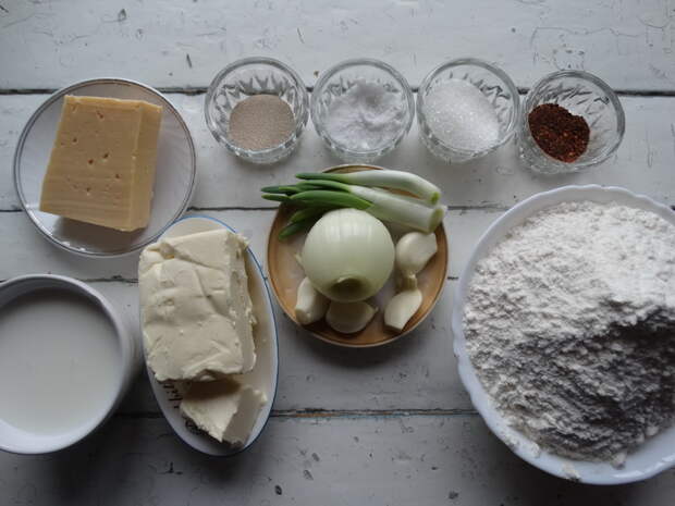 Так по-домашнему. Потрясающе вкусные пирожки с луком и чесноком. Пористые и ароматные