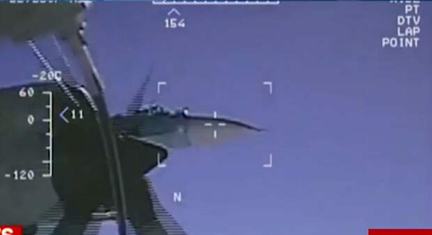 США показали, как Су-27 ВКС РФ перехватил американский самолёт-шпион “не так как надо”