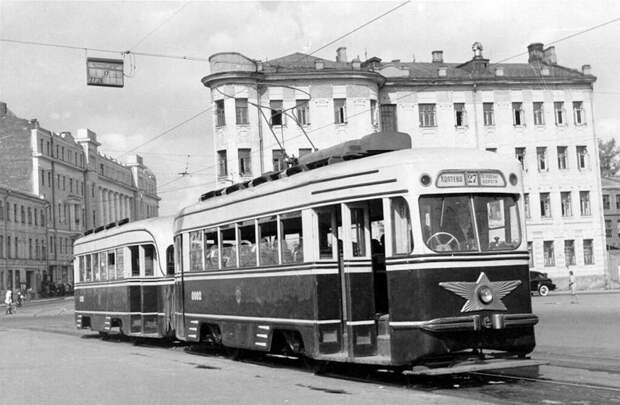1948 год. Опытный поезд КТМ-1/КТП-1 (0002-1002) на Пушкинской площади в Москве. вагон, прошлое, реанимация, трамвай, факт