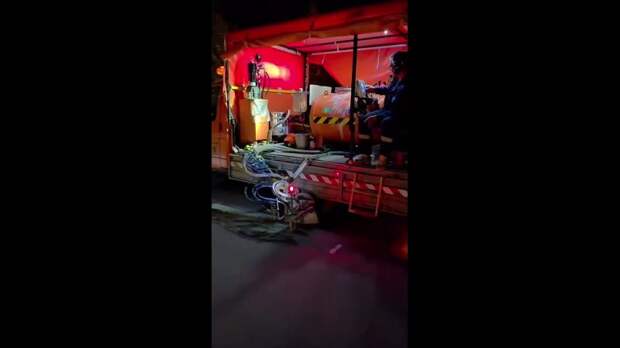 Вот так в Макеевке ночью наносят разметку на дорожное полотно