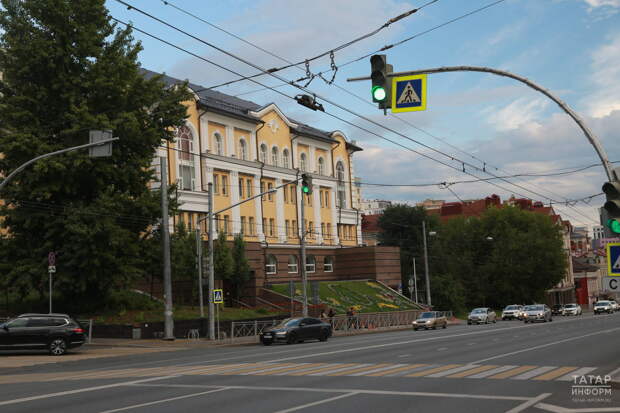 Автоэксперт рассказал, можно ли проезжать на мигающий зеленый сигнал светофора