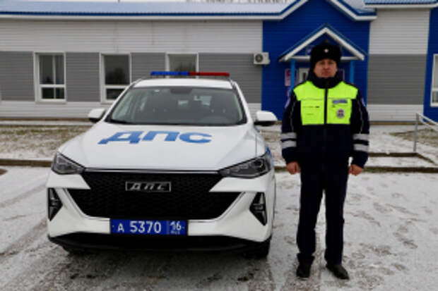 Житель Чувашии поблагодарил полицейского Татарстана, пришедшего ему на помощь на трассе