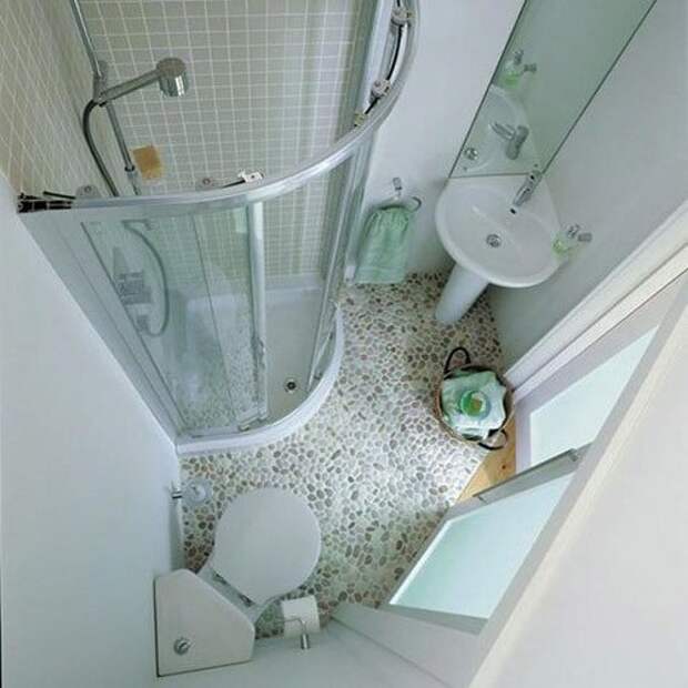 Хрущевские квартиры славятся своим небольшим размером, и ванная комната или туалет в них обычно являются одними из самых узких помещений.-13