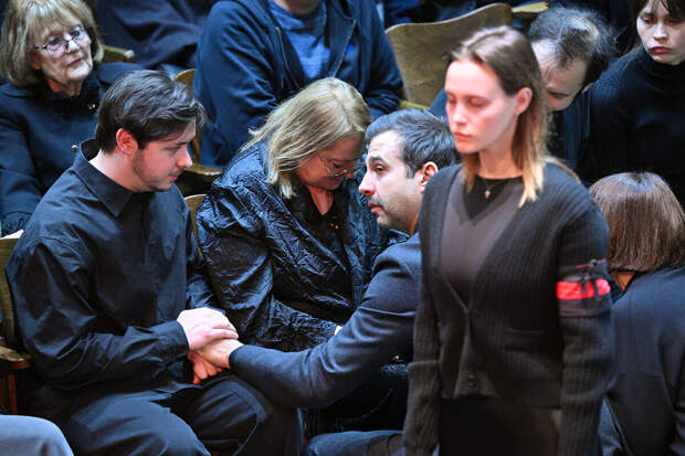 SHOT: шоумен Ургант не смог сдержать слез на церемонии прощания с Золотовицким