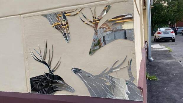 Стеклянные олени украсили фасад дома на Петровско-Разумовской аллее