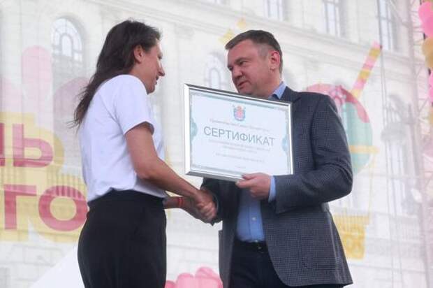 Кирилл Поляков посетил Фестиваль мороженого на площади Островского в Петербурге