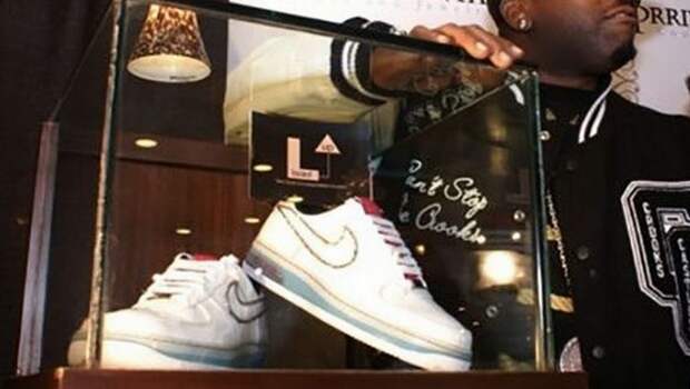 Кроссовки Nike Air Force One by Pryya & Chintan's Couture and Jewelry.