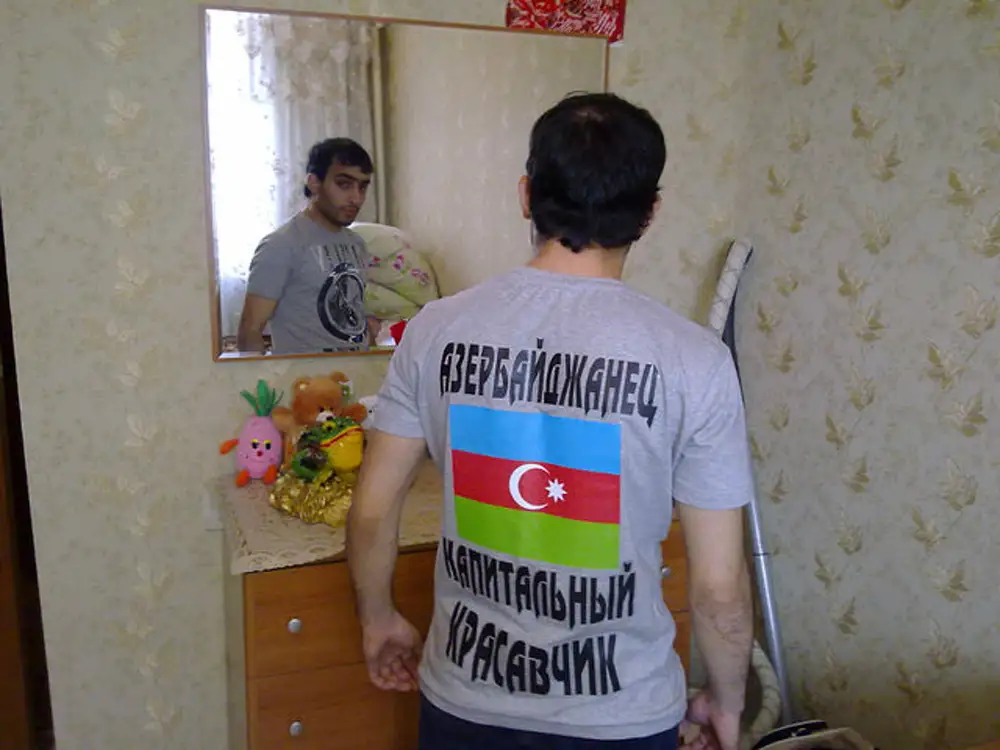Почему азера. Кавказец футболка. Азербайджанцы кавказцы. Осторожно азербайджанец.