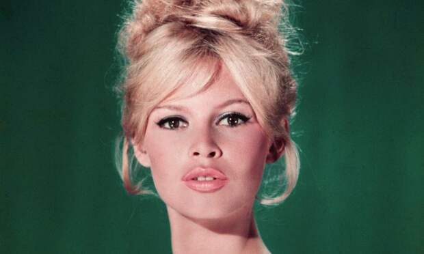 Челка, джинсы и smoky eyes: тренды, которые создала Брижит Бардо