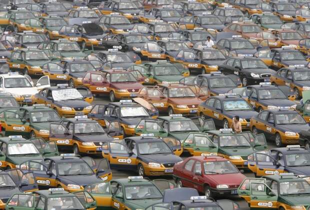 Такси выстроились на парковке в ожидании пассажиров в новом международном аэропорту Пекина. китай, люди, население