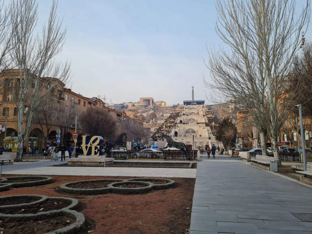 "Заткни рот": Туристке из России досталось в Ереване. У меня всё кипит от этих кадров. Как так можно?