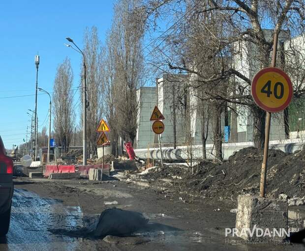 Провалы на улице Новикова-Прибоя устранят до конца июня