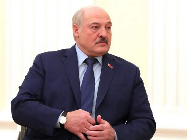 Лукашенко придумал, как осложнить жизнь сбежавшим белорусам за границей: новый указ заставит их ехать на родину