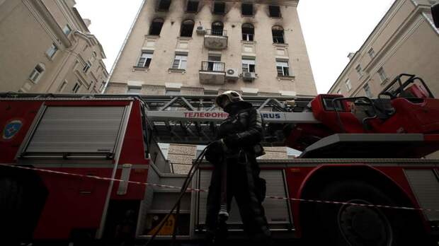 В результате пожара в Москве обвалилась крыша здания районной управы