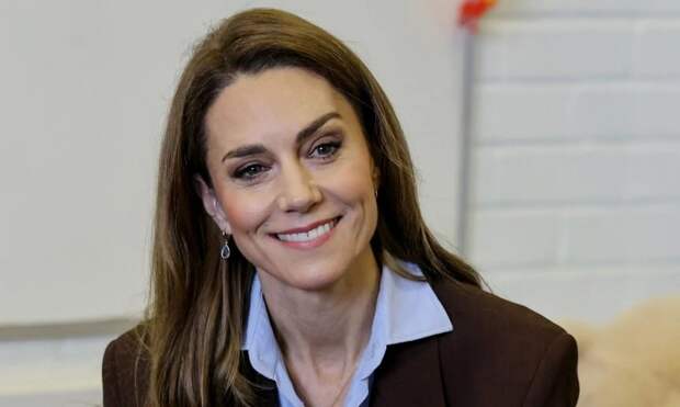 Шоколадный пиджак и «ледяная» рубашка: Кейт Миддлтон в самом трендовом образе 2026 года