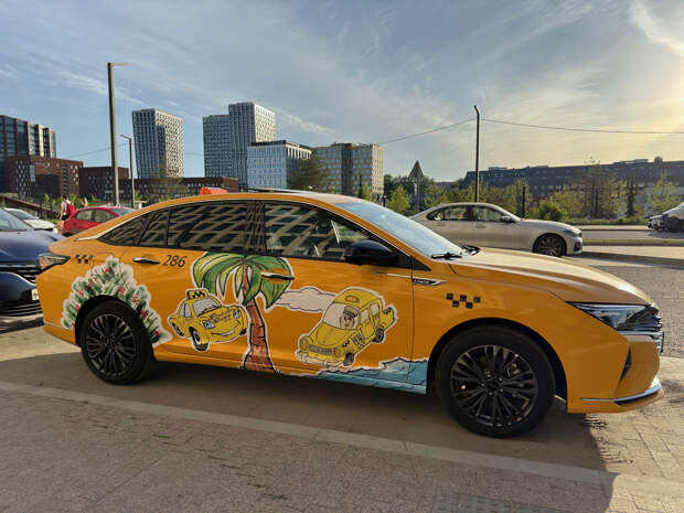 Такси в Красноярске украсили детскими рисунками