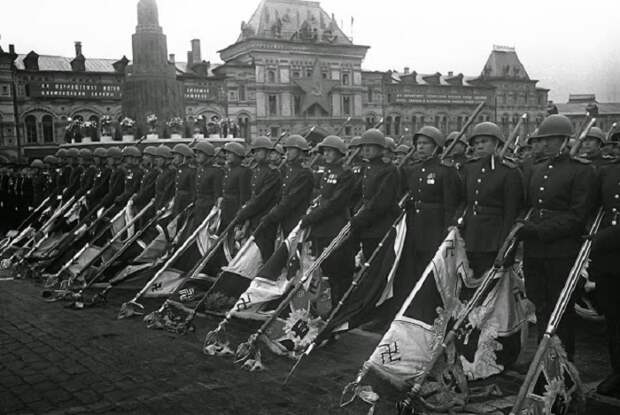 Парад войск Красной армии на Красной площади Москвы 24 июня 1945 года. Парад войск Красной армии на Красной площади Москвы 24 июня 1945 года.