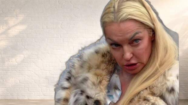 «Хотели видеть меня жалкой?»: 48-летняя Волочкова вернулась из немецкой клиники на костылях, а в Сети обсуждают «бомжатник»