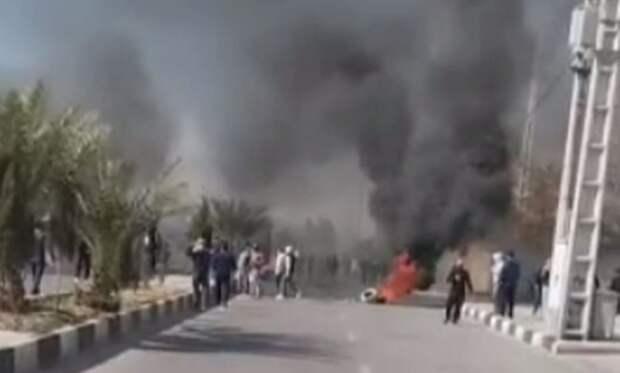 Протесты в Иране не утихают: Fox News сообщил о захвате мятежниками двух городов