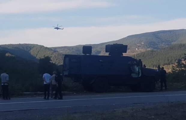 Три вертолета Ми-35 ВС Сербии пролетели сегодня над районом у КПП «Яринье» на административной...