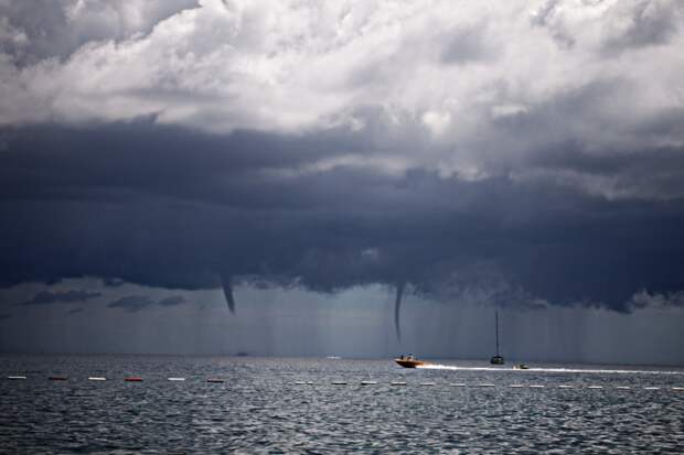 В районе Сочи прогнозируют смерчи над Черным морем