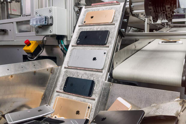 Придумавший название iMac маркетолог Сигалл предложил Apple переименовать iPhone