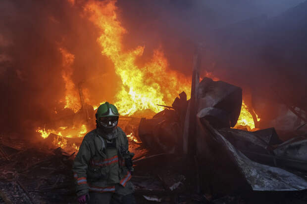 Кравченко: в Киевской области загорелся промышленный объект после ночных взрывов