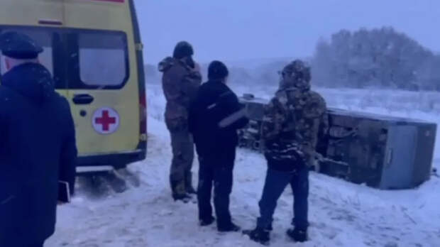 Автобус с десятками пассажиров опрокинулся в Тульской области