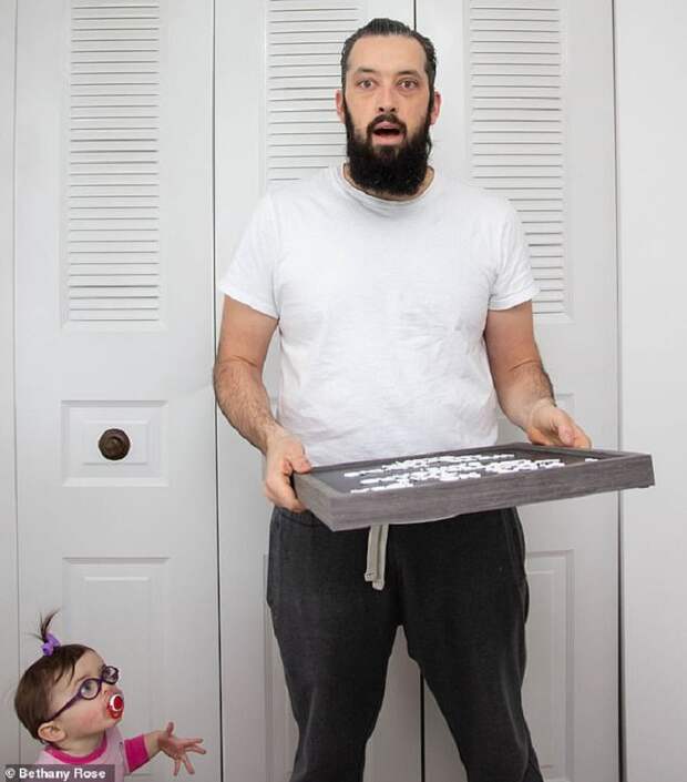 Жена запечатлела на фото эмоции мужа, узнавшего о том, что у них будет третий ребенок