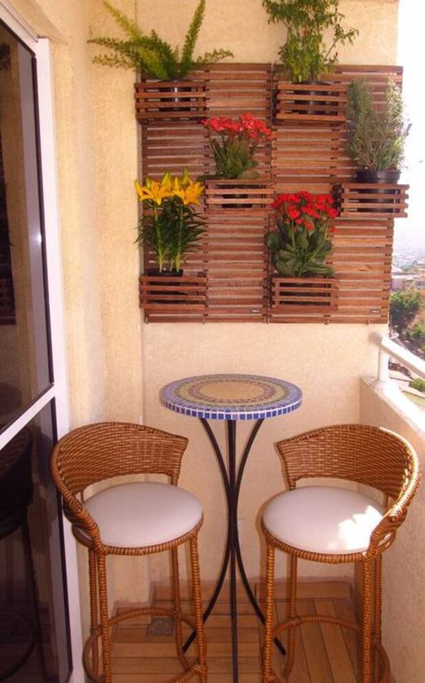 Практичная мебель на балконе