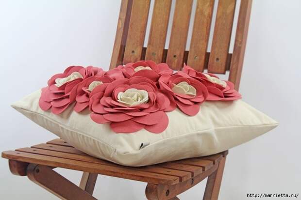 Красивые подушки с цветами из фетра. Идеи и мастер-класс (31) (700x466, 170Kb)