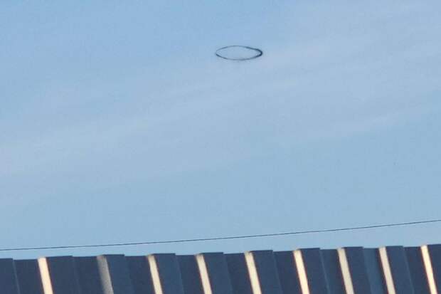 Жителей Самарской области напугали загадочные черные кольца в небе