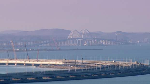 Первый рельсовый автобус проехал по Крымскому мосту из Керчи в Анапу