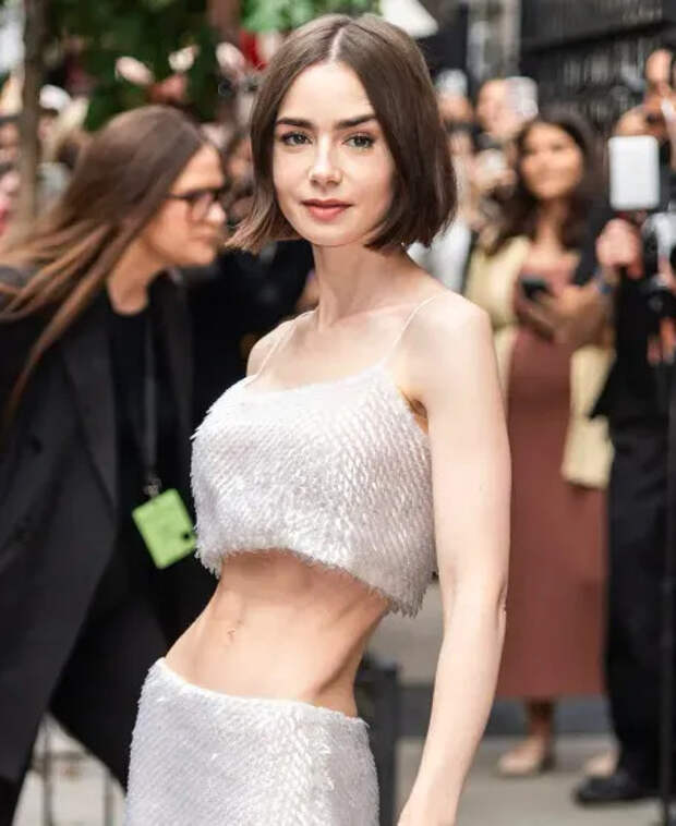 Лили Коллинз