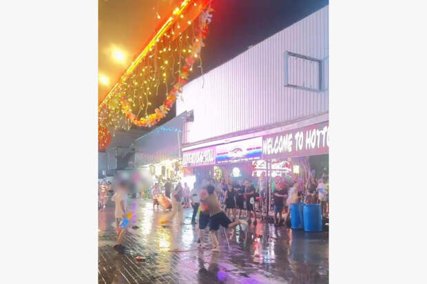 Трое мужчин запинали пожилого туриста ногами в Таиланде