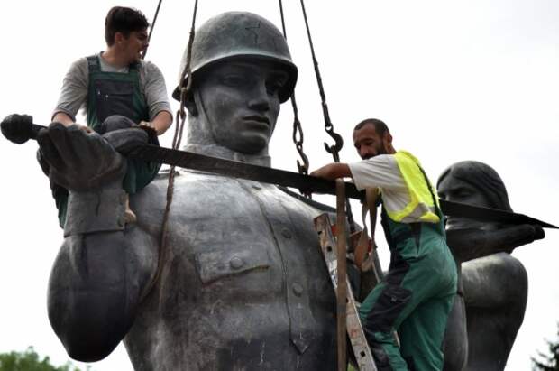 На Украине за сутки демонтировали два памятника советским солдатам