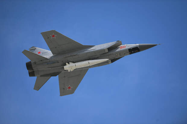 Самолеты МиГ-31и с ракетами "Кинжал" выполнили плановый полет над Японским морем