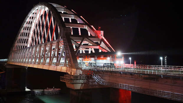 Из-за закрытого ранее Крымского моста в пути задерживаются 16 поездов Таврия