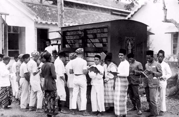 В Индонезии, начало 20 века библиотека, библиотека на колесах, ретро фото