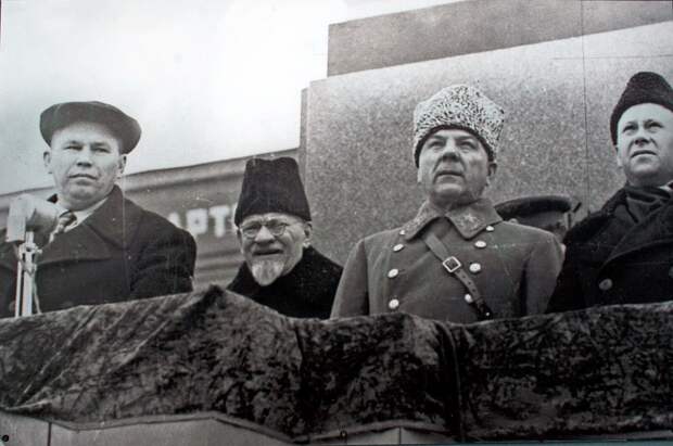 Маршал К.Е. Ворошилов и М.И. Калинин на трибуне во время парада 7 ноября 1941 года в городе Куйбышеве.jpg