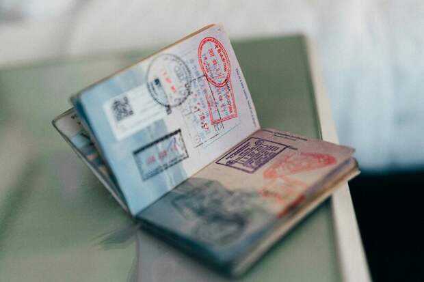 Российские туристы могут столкнуться с массовыми случаями изъятия загранпаспортов на границе из-за ошибок в документах