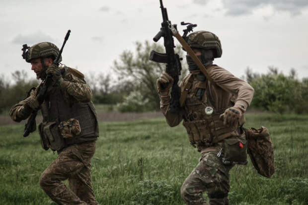 Горящий заживо солдат ВСУ попытался вылезти из атакованного БТР