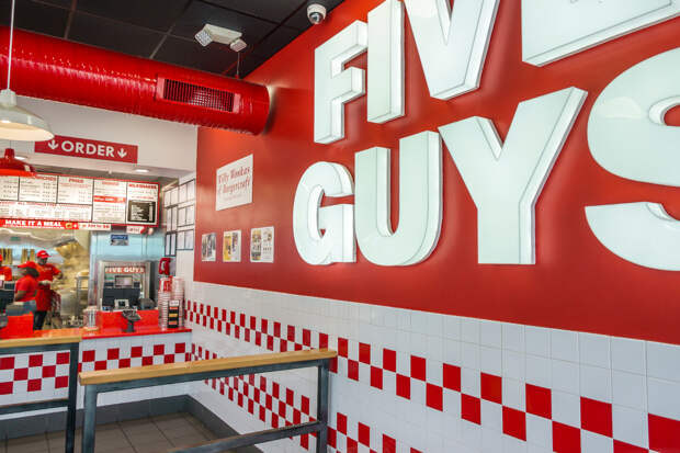 Миллиардер испугался расправы и раздал сотрудникам 120 миллионов рублей