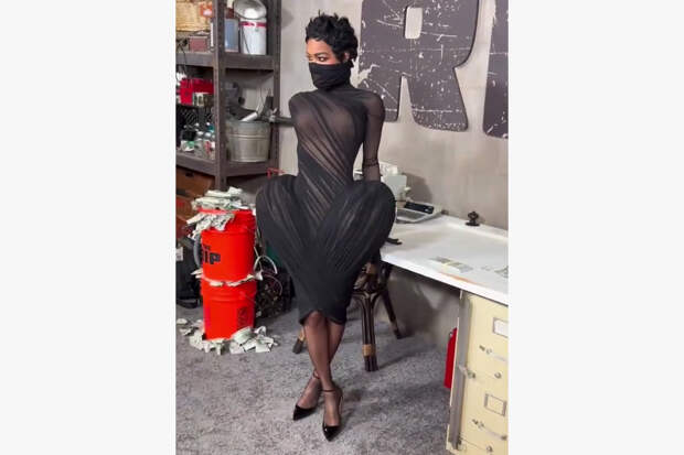 Наряд актрисы на премьере фильма высмеяли в сети фразой «подгузник полон»