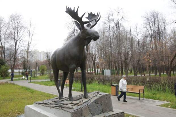 На северо-востоке Москвы в парке «Торфянка» появилась бронзовая скульптура лося. Фото: префектура СВАО