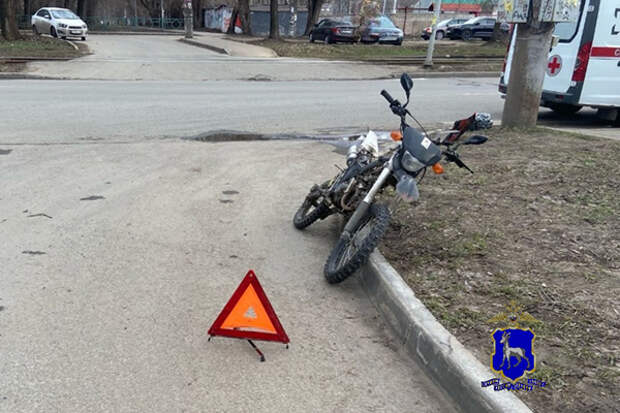 Водитель мопеда попал в больницу из-за помехи на дороге