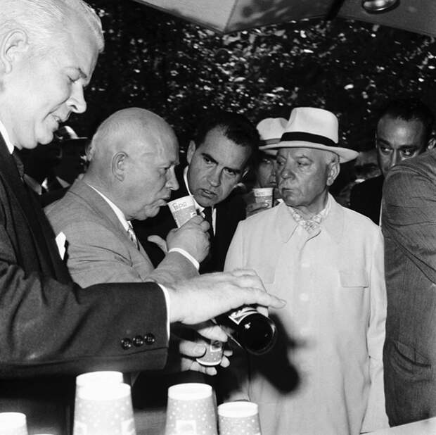 Никита Хрущёв делает глоток Pepsi в 1959 году на Национальной выставке США в Москве, в то время как вице-президент США Ричард Никсон наблюдает, а Дональд Кендалл наливает ещё один стакан. Никита Хрущёв делает глоток Pepsi в 1959 году на Национальной выставке США в Москве, в то время как вице-президент США Ричард Никсон наблюдает, а Дональд Кендалл наливает ещё один стакан.
