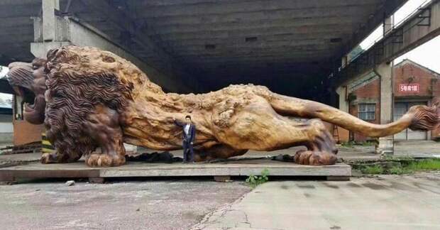 14. «Восточный лев», Китай — крупнейшая фигура из цельного красного дерева. Автор Денгдинг Руи Яо
