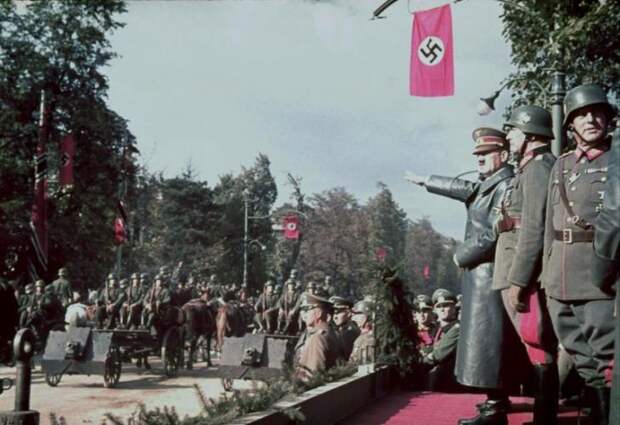 hitlerv_v_varshva.jpg