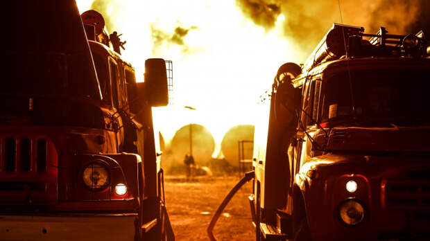 Пожар начался на нефтебазе в Волгоградской области после падения обломков БПЛА